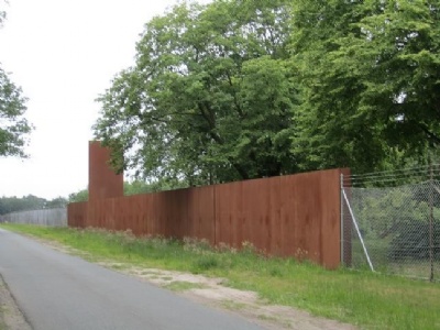 EsterwegenLägrets yttre gräns med symboliskt stängsel och vakttorn